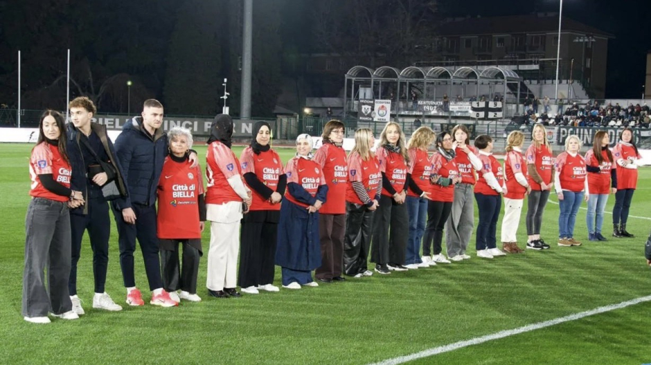 Biellese-Saluzzo 0-0: giocatori accolti in campo dalle loro madri 